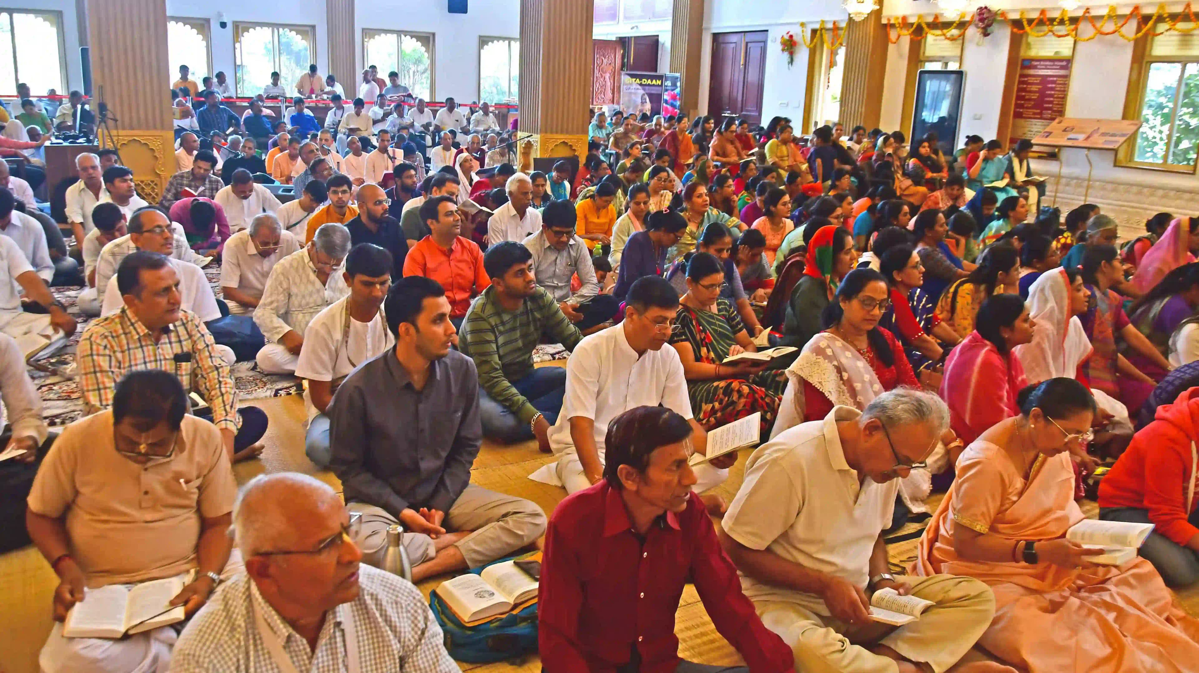 Huge crowd gathered and chanted Gita in rhythmic tune
